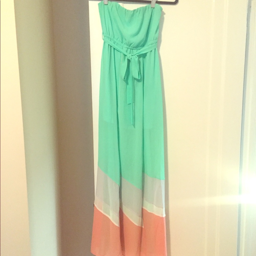 Pastel maxi peek-a-boo strapless dress 🌸🌼